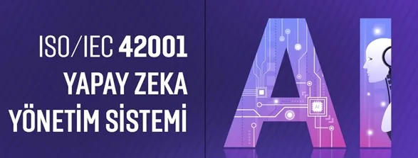 ISO/IEC 42001 Yapay Zekâ Yönetim Sistemi başlıklı afiş; sağında devre kartı desenleriyle oluşturulmuş AI harfleri ve robot silueti